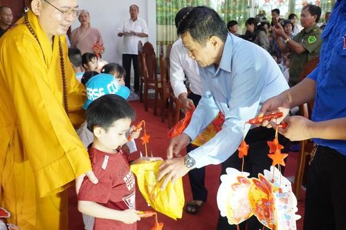 Các tự viện tổ chức Tết Trung thu cho trẻ em nghèo và học sinh