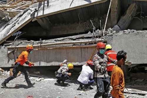 Vụ sập trường ở Indonesia: Còn 59 người mất tích, giới chức phải ra quyết định đau lòng