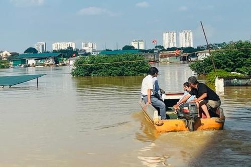 Hà Nội: Nước sông Hồng tràn lên đường, người dân phải đi lại bằng thuyền