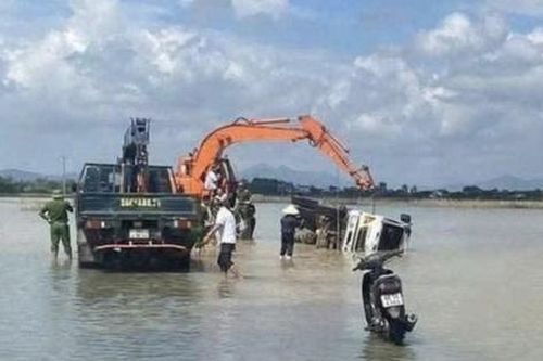 Thanh Hóa: Gặp sự cố khi đi qua đường ngập nước, một tài xế tử vong