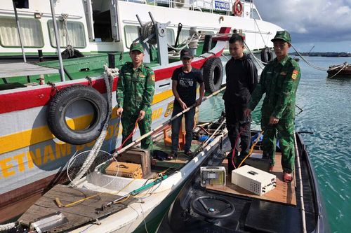 Dùng kích điện để khai thác thủy sản trái phép ở Quảng Ninh