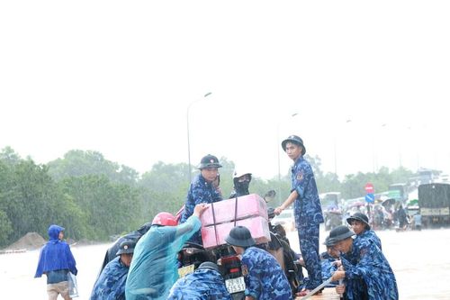 Thắm đượm tình quân dân trong mưa bão