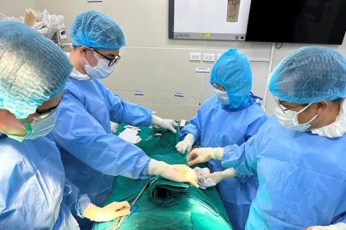 Ca phẫu thuật hơn 7 tiếng cứu bệnh nhân HIV gặp biến chứng khi thẩm mỹ tại cơ sở 'chui'