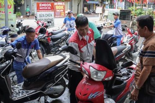 Các cửa hàng sửa chữa xe máy tại Hà Nội 'vỡ trận' sau bão Bualoi