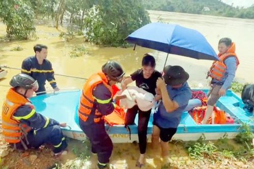 Những người lính với sứ mệnh thiêng liêng giữa tâm bão số 10