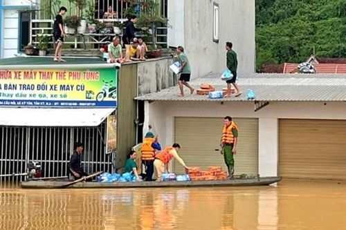 Cứu hộ hàng nghìn hộ dân bị cô lập trong đợt lũ lịch sử ở Nghệ An