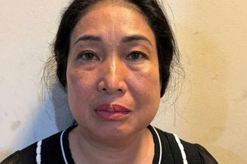 Tạm giữ người phụ nữ ném chất bẩn vào lực lượng thi hành công vụ