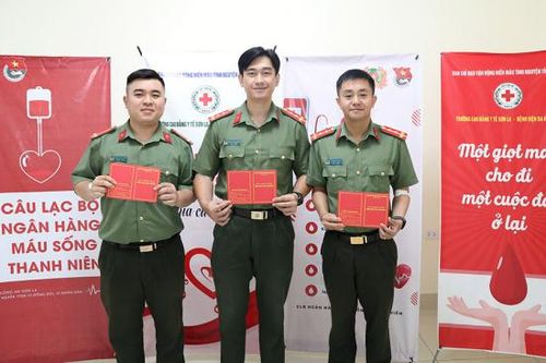 3 chiến sĩ Công an hiến máu cứu cụ ông qua cơn nguy kịch