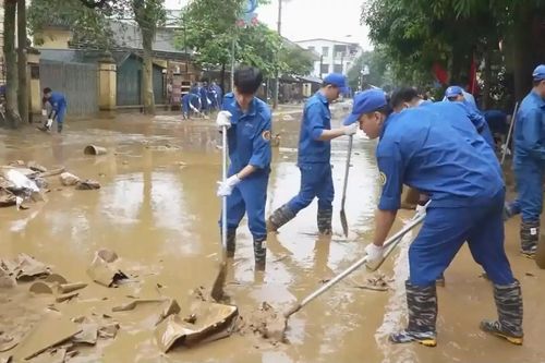 Bộ đội hỗ trợ Lào Cai khắc phục hậu quả mưa lũ