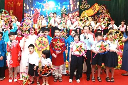 Gần 700 học sinh chuyên biệt Hà Nội được tặng quà trung thu