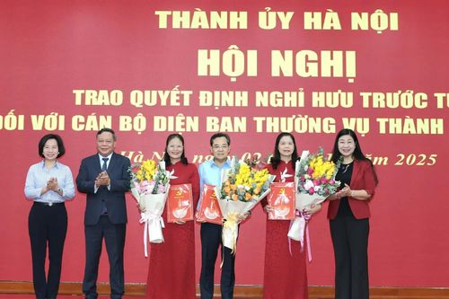 Hà Nội trao quyết định nghỉ hưu trước tuổi cho lãnh đạo MTTQ và LĐLĐ TP