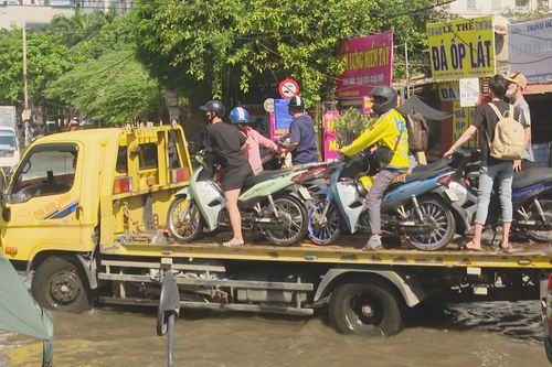 CSGT hỗ trợ người dân qua vùng ngập úng