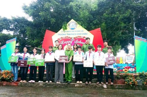 Trao tặng hơn 3.000 phần quà Tết Trung thu cho trẻ em xã vùng cao biên giới Bản Lầu