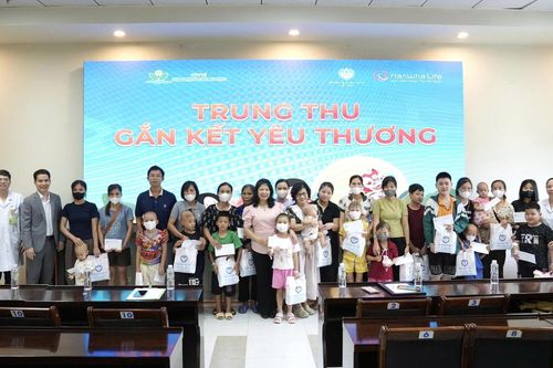 Hội Bảo vệ quyền trẻ em Việt Nam trao 200 phần quà tặng bệnh nhi đang điều trị tại Bệnh viện Nhi Trung ương