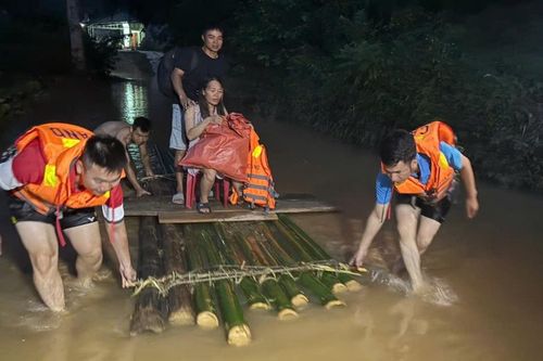 Kịp thời đưa sản phụ đến bệnh viện an toàn trong đợt bão lũ