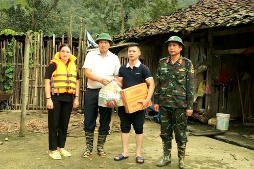 Phó Chủ tịch UBND tỉnh Hoàng Văn Thạch kiểm tra tình hình khắc phục hậu quả thiên tai tại xã Thanh Long và Cần Yên