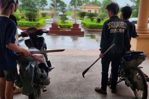 Cầm hung khí rượt đuổi nhau giữa phố, nhóm thanh niên khiến bé 6 tuổi tử vong tại chỗ, 3 người khác bị thương