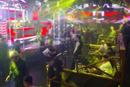 Đột kích quán bar lớn nhất Phú Quốc, hàng chục người hoảng loạn khi bị kiểm tra ma túy, tạm giữ 2 đối tượng