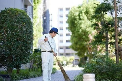 Thu nhập 5,3 tỷ đồng mỗi năm nhưng vẫn làm lao công, người đàn ông tiết lộ lý do khiến ai cũng ngỡ ngàng