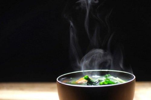 Bé trai 2 tuổi suýt chết ngạt vì uống súp nóng bằng... ống hút, cổ họng sưng phồng như quả bóng bàn