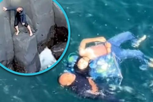 Bỏ mặc nỗi sợ và vết thương chưa lành, du khách liều mình leo lên vách đá cứu người phụ nữ khỏi chết đuối