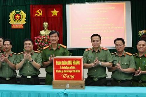 Đoàn công tác Công an TPHCM thăm, làm việc tại Công an các phường, xã ở cơ sở 2