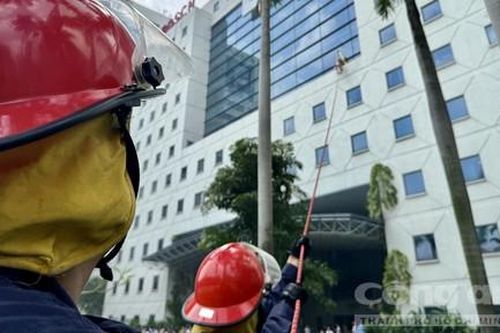 Loạt ảnh diễn tập chữa cháy, cứu nạn cứu hộ tại cao ốc Etown Cộng Hòa