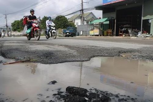 TPHCM: Đường Bùi Thị Xuân ngổn ngang, ổ gà nối tiếp nhau sau hơn 1 năm thi công