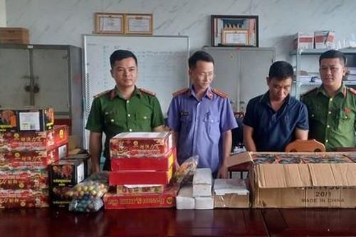 Bắt quả tang tài xế xe container chở pháo nổ và ma túy từ nước ngoài về Việt Nam
