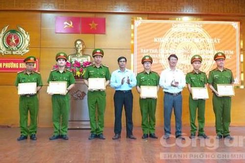 Khen thưởng Công an phường Kon Tum phá nhanh vụ trộm dây cáp điện