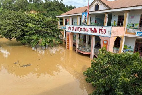 Trường học ở Nghệ An hoang tàn sau bão, thầy cô bơi thuyền đến trường
