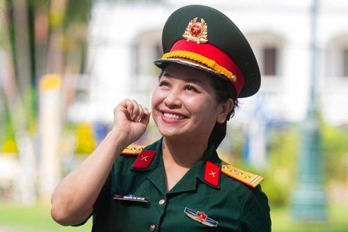 Nữ NSND mang hàm Đại tá, có bằng tiến sĩ, hiện là Giám đốc nhà hát