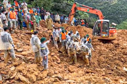 Sạt lở vùi lấp gia đình 4 người ở Tuyên Quang: Tìm thấy thi thể đầu tiên