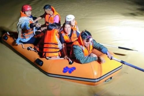 Hai cậu cháu qua cầu bị lũ cuốn trôi, cháu bơi được vào bờ, cậu mất tích