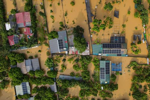 Sông Hồng dâng nước lớn, bủa vây khu dân cư ven bờ