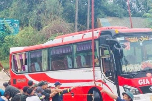 Hình ảnh ấn tượng lực lượng công an dầm mình giúp dân vùng lũ