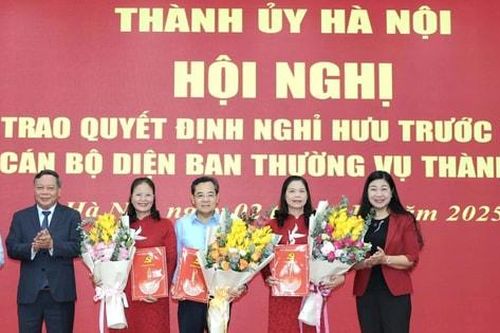 Trao quyết định nghỉ hưu cho 3 đồng chí lãnh đạo MTTQ và LĐLĐ thành phố Hà Nội