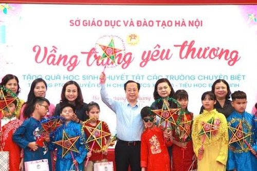 Gần 700 học sinh chuyên biệt của Hà Nội được nhận quà Tết Trung thu