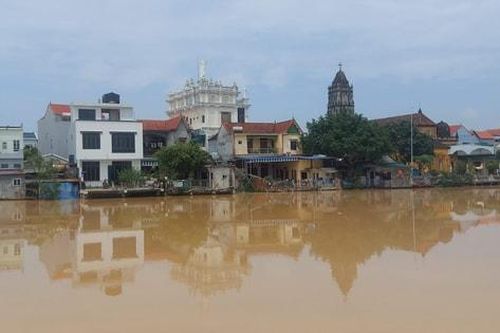 Hà Nội giảm mưa, lũ sông rút chậm