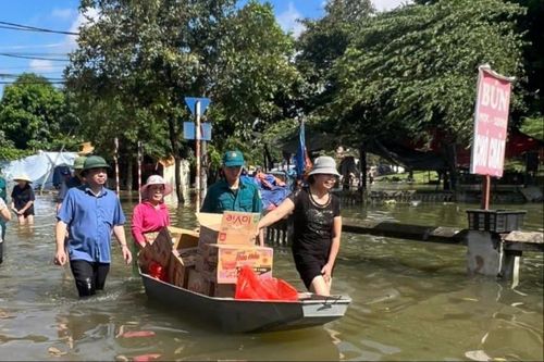 Phường Tây Mỗ trao nhu yếu phẩm hỗ trợ người dân vùng ngập
