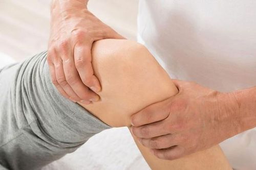 Người bệnh đau xương khớp dễ bị tái phát trong những ngày mưa bão: 4 cách phòng tránh an toàn, hiệu quả