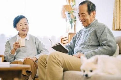 Muốn tuổi già an yên, cha mẹ tuyệt đối tránh đưa con 2 loại tiền này dù lương hưu cao đến đâu
