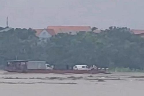 Chở khách qua sông khi nước lũ chảy mạnh, công ty vận tải đường thủy bị xử phạt