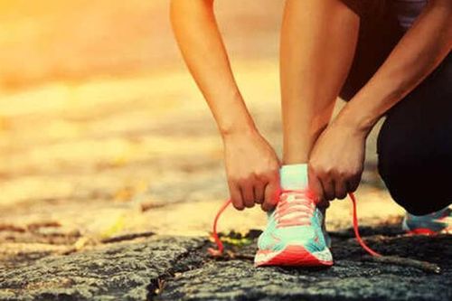 Đi bộ 45 phút hay chạy bộ tại chỗ 20 phút - Cách nào có nhiều lợi ích và tốt hơn cho đầu gối?