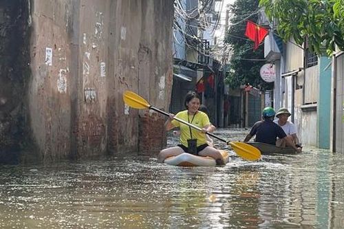 Phố thành sông, người dân đi lại bằng thuyền, cuộc sống đảo lộn vì mất điện, nước
