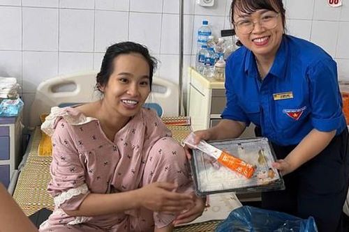 Những suất cơm nghĩa tình sưởi ấm người dân vùng lũ