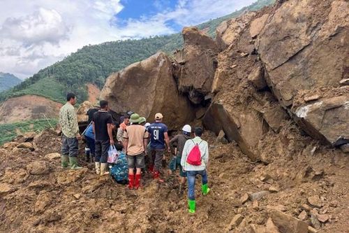 Đã tìm thấy xe bán tải chở 3 người mất tích sau nhiều ngày bị đất đá vùi lấp