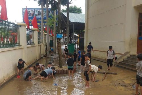 Những đứa trẻ 'nhỏ bé' giữa ngổn ngang bùn đất