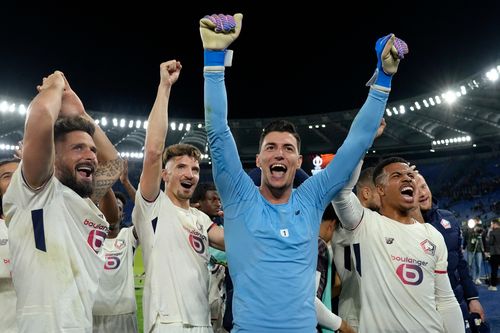 Quả phạt đền điên rồ khiến Roma ôm hận ở Europa League