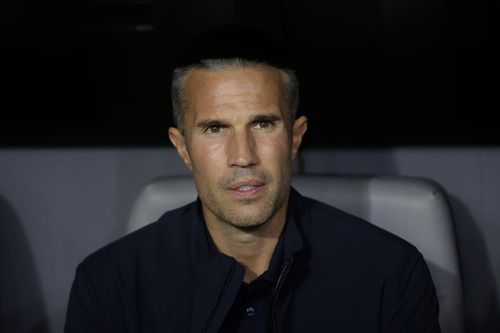 Đội của Van Persie khủng hoảng ở Europa League